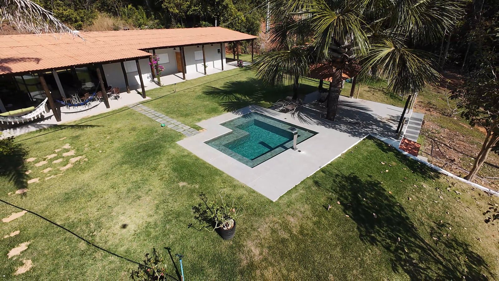Piscina com vista para o lago